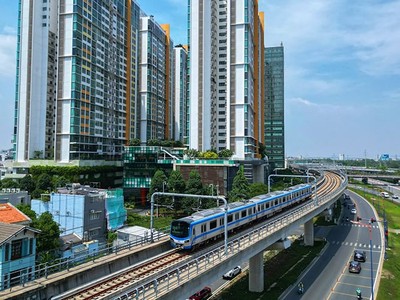 Xây dựng hạ tầng trục chính, viết lại “sổ tay vận hành”, phát triển chiều sâu nguồn nhân lực và kỷ luật trong thực thi là những giải pháp để TP.HCM mới trở thành tài sản chất lượng trong danh mục của các nhà đầu tư. Ảnh: Lê Toàn 