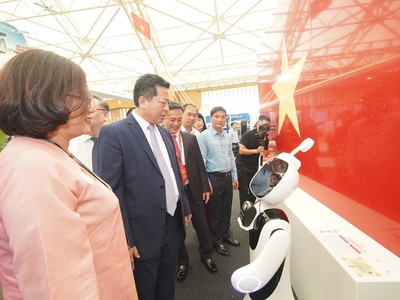 Sáng 28/8, Bộ trưởng Bộ Xây dựng Trần Hồng Minh và các lãnh đạo Bộ Xây dựng đã tới thăm không gian trưng bày thành tựu của ngành, trong đó có lá cờ Tổ quốc bằng đá nhân tạo gốc thạch anh VICOSTONE® xác lập kỷ lục lớn nhất Việt Nam