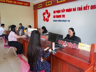 Người dân xã Thạch Trị (Hà Tĩnh) thực hiện thủ tục hành chính. Ảnh: Báo Hà Tĩnh.