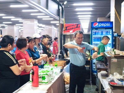 Chủ tịch Hội đồng thành viên Hà Nội Metro Khuất Việt Hùng gửi những chiếc bánh mì nóng tới người dân chờ xem lễ duyệt binh.