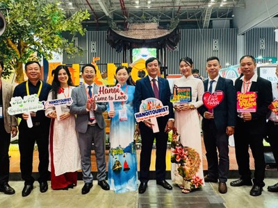 Ông Trần Trung Hiếu, Phó giám đốc Sở Du lịch Hà Nội (thứ tứ từ trái qua) và các đại biểu check-in tại Gian hàng của Sở Du lịch Hà Nội.