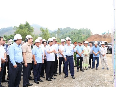 Phó thủ tướng Bùi Thanh Sơn kiểm tra tiến độ dự án cao tốc Tuyên Quang - Hà Giang. Ảnh: Cổng TTĐT tỉnh Tuyên Quang.
