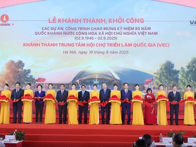 Các đồng chí lãnh đạo, nguyên lãnh đạo Đảng, Nhà nước cắt băng khánh thành công trình Trung tâm Triển lãm Việt Nam chào mừng kỷ niệm 80 năm Cách mạng Tháng Tám thành công và Quốc khánh nước Cộng hòa xã hội chủ nghĩa Việt Nam (2/9/1945 - 2/9/2025)- Ảnh: VGP/Nhật Bắc