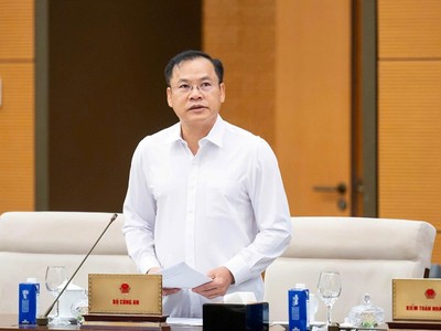 Thứ trưởng Bộ Công an Nguyễn Văn Long phát biểu tại phiên họp. 