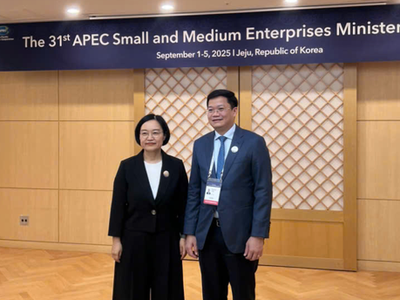 Thứ trưởng Bộ Tài chính Nguyễn Đức Tâm (phải) và Bộ trưởng Bộ SMEs Hàn Quốc Han Seong-sook.