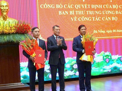 Ông Lê Minh Hưng trao Quyết định của Bộ Chính trị, Ban Bí thư Trung ương Đảng cho ông Lương Nguyễn Minh Triết và ông Phạm Đức Ấn.