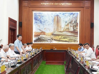 Đại diện lãnh đạo Tập đoàn Công nghiệp Than-Khoáng sản Việt Nam thông tin về dự án tại Quảng Trị