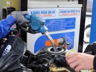 Trừ dầu hỏa, điêzen tăng 54 - 170 đồng/lít, các mặt hàng xăng dầu còn lại đồng loạt giảm từ chiều nay. 