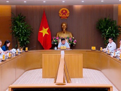 "Các bộ, ngành cần tiếp tục tập trung cao độ, có trách nhiệm, thống nhất về quan điểm, nghiên cứu sâu, có giá trị để tham gia vào Đề án", Phó thủ tướng lưu ý và nhấn mạnh cần làm rõ vai trò chủ đạo của kinh tế Nhà nước, tính dẫn dắt, tiên phong của doanh nghiệp nhà nước - Ảnh: VGP/Thu Sa