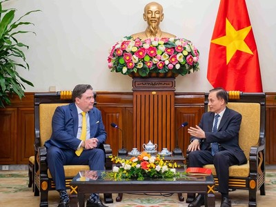 Quyền Bộ trưởng Ngoại giao Lê Hoài Trung tiếp Đại sứ Hoa Kỳ Marc Knapper.