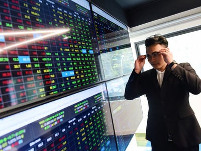 Nhóm phân phối thiết bị công nghệ chưa thu hút được dòng tiền