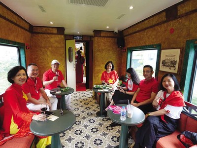 Du khách trải nghiệm đoàn tàu du lịch hai tầng The Hanoi Train. Ảnh: Hồ Hạ 