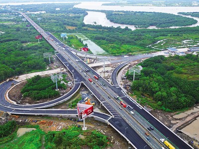TP.HCM đặt trọng tâm vào thúc đẩy giải ngân vốn đầu tư công để thúc đẩy tăng trưởng. Trong ảnh: Công trình trọng điểm mở rộng cao tốc TP.HCM - Long Thành. Ảnh: Lê Toàn 