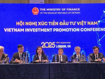 Bộ trưởng Nguyễn Văn Thắng (thứ ba từ phải sang) cùng đại diện lãnh đạo một số đơn vị thuộc, trực thuộc Bộ Tài chính chủ trì hội nghị.