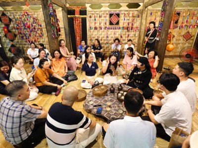 Đoàn Famtrip “Tour du lịch ẩm thực Thái Nguyên năm 2025” do Sở Văn hóa, Thể thao và Du lịch tỉnh tổ chức ngày từ ngày 15-16/9, tại bản làng Thái Hải. Ảnh: Hồ Hạ. 