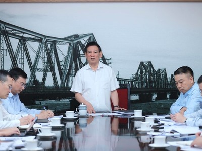 Phó Thủ tướng Hồ Đức Phớc đề nghị Ngân hàng Nhà nước Việt Nam mở ngay trang thông tin điện tử về giá vàng để minh bạch giá vàng; nghiên cứu để thành lập sàn vàng; trong tháng 9 phải ban hành thông tư hướng dẫn Nghị định 232/2025/NĐ-CP.