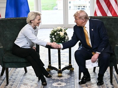 Tổng thống Mỹ Donald Trump, phải, trong cuộc gặp Chủ tịch Ủy ban châu Âu (EC) Ursula von der Leyen tại Scotland, ngày 27/7/2025). Ảnh: REUTERS/TTXVN