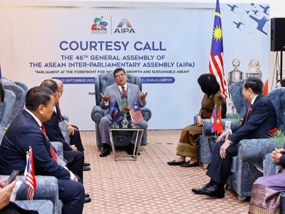 Chủ tịch Hạ viện Malaysia Tan Sri Dato’ Johari bin Abdul tiếp các Trưởng đoàn tham dự AIPA-46. Ảnh: TTXVN.