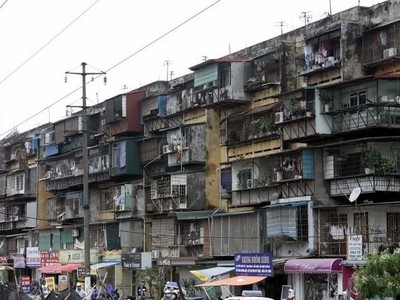 UBND Thành phố ủy quyền cho UBND xã, phường, đặc khu lập và phê duyệt phương án bồi thường, tái định cư cho các chung cư xây trước năm 1994.