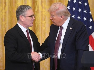 Tổng thống Mỹ Donald Trump (phải) trong cuộc gặp Thủ tướng Anh Keir Starmer tại Washington DC., ngày 27/2/2025. Ảnh: REUTERS/TTXVN