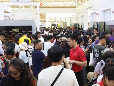 Khách hàng trải nghiệm dịch vụ của các ngân hàng tại Triển lãm thành tựu Đất nước “80 năm hành trình Độc lập - Tự do - Hạnh phúc”