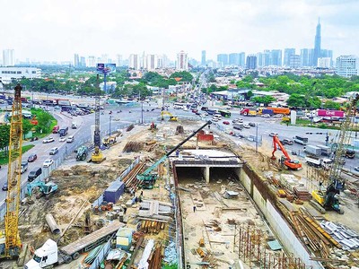 Nút giao thông An Phú thi công chậm trễ, tiến độ hoàn thành lùi sang năm 2026. Ảnh: Lê Toàn 