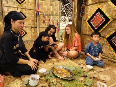 Phụ nữ dân tộc thiểu số nơi đây luôn khoác lên mình bộ váy áo chàm truyền thống để tạo ấn tượng với du khách. Ảnh: Hồ Hạ