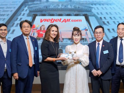 Chủ tịch NYSE Lynn Martin (váy đen) chào mừng Chủ tịch Vietjet Nguyễn Thị Phương Thảo thăm NYSE