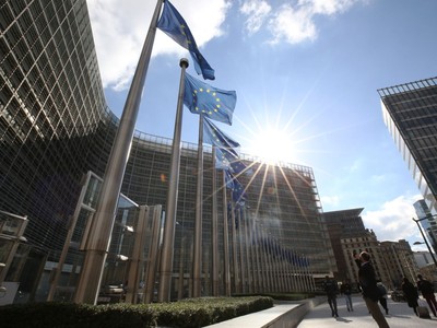 Bức tranh kinh tế và chính trị châu Âu đang thay đổi: Italy giữ ổn định, giảm thâm hụt ngân sách, trong khi Pháp vật lộn với khủng hoảng liên tiếp và nợ công lớn (trong ảnh: Trụ sở Ủy ban châu Âu ở Brussels, Bỉ). Ảnh: THX/TTXVN 