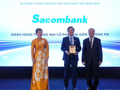 Ông Hà Văn Trung - P.TGĐ Sacombank nhận bảng vinh danh từ Ban tổ chức