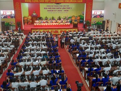 Đại biểu biểu quyết thông qua Nghị quyết Đại hội đại biểu Đảng bộ thành phố lần thứ I, nhiệm kỳ 2025 - 2030.