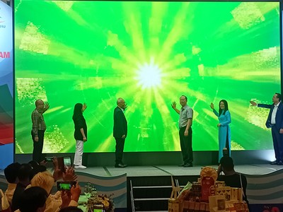  Lãnh đạo tỉnh Cà Mau và Hiệp hội du lịch thực hiện nghi thức phát động Chương trình xây dựng và phát triển các sản phẩm du lịch đặc trưng tỉnh Cà Mau