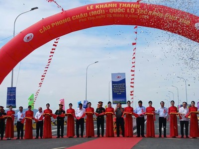 Thủ tướng và các đại biểu cắt băng khánh thành cầu Phong Châu mới. 