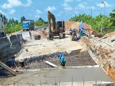 Dự án Đầu tư nâng cấp tuyến Cao Lãnh - Lộ Tẻ trên địa phận tỉnh Đồng Tháp và TP. Cần Thơ để tổ chức lại giao thông có tổng mức đầu tư 950 tỷ đồng. Ảnh: Nhật Huy