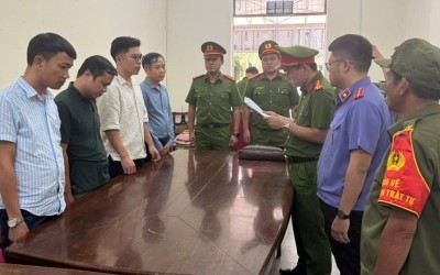 Công an thành phố Đà Nẵng tống đạt quyết định khởi tố các đối tượng có hành vi lũng đoạn khi tham gia đấu giá mỏ cát tại ĐB2B.