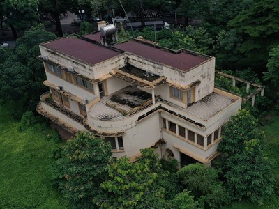 Một nhà khách công bỏ hoang tại TP.HCM