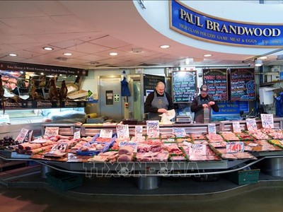 Một quầy bán thịt tại chợ ở Manchester, Anh. Ảnh: THX/TTXVN