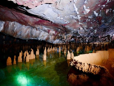 Hang Va - Vườn quốc gia Phong Nha - Kẻ Bàng (Ảnh: Oxalis Adventure Tours).