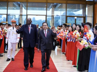 Chủ tịch Quốc hội Trần Thanh Mẫn đón Chủ tịch Quốc hội Chính quyền nhân dân, Chủ tịch Hội đồng Nhà nước (Chủ tịch Quốc hội) Cuba Esteban Lazo Hernández.