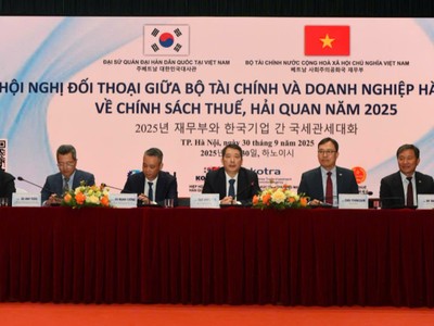 Ban chủ toạ hội nghị. 