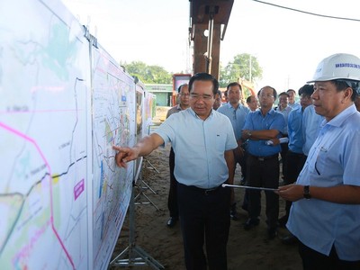 Chủ tịch UBND TP.HCM kiểm tra thực địa việc giải phóng mặt bằng tuyến cao tốc TP.HCM- Mộc Bài - Ảnh:L.M