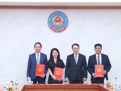 Thứ trưởng Bộ Tài chính Trần Quốc Phương trao quyết định tiếp nhận, bổ nhiệm 3 lãnh đạo Cục, Vụ.