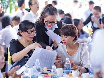 Nhân viên môi giới bất động sản đang rất khó khăn trong việc bán hàng 