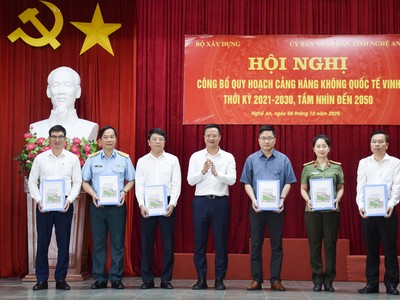 Cục trưởng Cục Hàng không Việt Nam Uông Việt Dũng trao hồ sơ quy hoạch Cảng hàng không quốc tế Vinh cho đại diện các đơn vị liên quan.