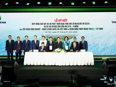 Ông Nguyễn Việt Cường - Phó tổng giám đốc Vietcombank và ông Dương Mạnh Sơn - Phó tổng giám đốc Petrovietnam đại diện hai đơn vị thực hiện ký kết hợp đồng cho vay dự án thượng nguồn và trung nguồn thuộc Chuỗi dự án khí điện Lô B – Ô Môn trước sự chứng kiến của Lãnh đạo Chính phủ, bộ, ban, ngành Trung ương và lãnh đạo cấp cao của 2 bên