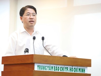 Ông Phạm Hồng Sơn, Chánh văn phòng Thành ủy TP.HCM thông tin tại họp báo.