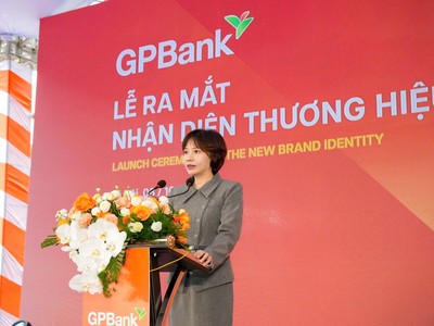 Bà Phạm Thị Nhung - Chủ tịch HĐTV Ngân hàng TM TNHH MTV Kỷ Nguyên Thịnh Vượng phát biểu tại sự kiện