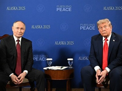 Tổng thống Nga Vladimir Putin (trái) trong cuộc họp với Tổng thống Mỹ Donald Trump tại Căn cứ Elmendorf-Richardson ở Anchorage, bang Alaska (Mỹ) ngày 15/8/2025. Ảnh: THX/TTXVN