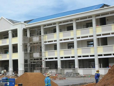 Gói thầu Thi công xây dựng thuộc Dự án Bổ sung cơ sở vật chất Trường Phổ thông dân tộc nội trú THPT huyện Đăk Hà, tỉnh Kon Tum (nay là tỉnh Quảng Ngãi) có giá hơn 22 tỷ đồng. Ảnh: Trọng Lân