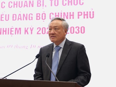 Phó Thủ tướng Thường trực Nguyễn Hòa Bình chia sẻ với báo chí tại cuộc họp báo. Ảnh: VGP